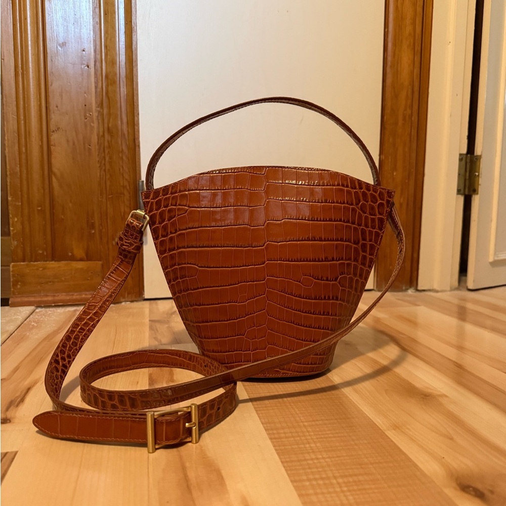 Croc Embossed Leather Bucket Bag Matte Gold Hardware - Picture 4 of 16